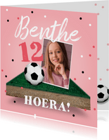 Verjaardagskaart voetbal meisje confetti