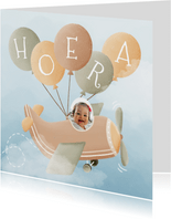 Verjaardagskaartje met vliegtuigje, ballonnen en foto