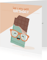 Vierkante verjaardagskaart met lachende chocolade reep.