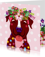 Vrolijke hond met bloementooi verjaardagskaart