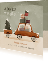 Winters verhuiskaartje autootje met dozen en kerstboom