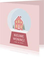 Winterse roze verhuiskaart met huisje in sneeuwbol 