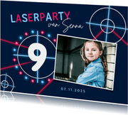 Kinderfeestje lasergames meisje neon foto laserschieten