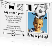 Leuke uitnodiging kinderfeest, jongen kopt naar voetbal