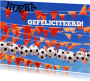 Verjaardagskaart voetbal ballonnen en oranje vlaggetjes