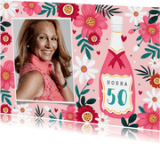 Verjaardagskaart vrouw 50 jaar bloemen champagne wijn
