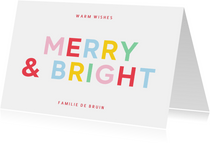 Gekleurde kerstkaart Merry and Bright in opvallende letters