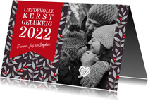 Kerstkaart met rode besjes achtergrond