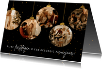 Kerstkaart met vijf gouden kerstballen met foto's