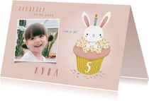 Lieve uitnodiging kinderfeestje konijn in cupcake en foto