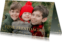 Moderne kerstkaart met eigen foto en goudlook confetti kader