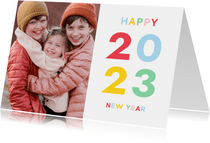 Nieuwjaarskaart met 2023 in vrolijke kleuren en eigen foto
