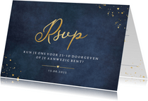 Stijlvolle rsvp kaart met donkerblauwe achtergrond en goud
