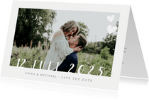 Stijlvolle witte  trouwkaart met grote eigen foto en datum