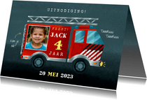 Stoere kinderfeestje kaart brandweerauto, foto en leeftijd