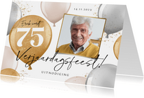 Uitnodiging verjaardagsfeest man 75 jaar ballonnen goud foto