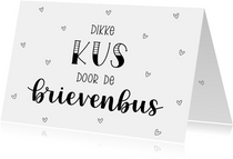 Valentijnskaart handlettering dikke kus door de brievenbus