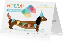 Vrolijke verjaardagskaart met een teckel en ballonnen 