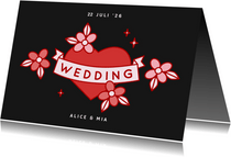 Zwarte trouwkaart met rode en roze bloemen en hart