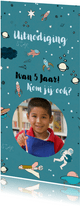 Kinderfeestkaart met space thema en vervangbare foto