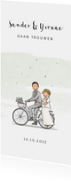 Trouwkaart bruidspaar op fiets met hartjes