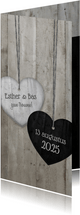 Trouwkaart langwerpig met 2 houten hartjes en trouwdatum