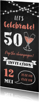 Uitnodiging verjaardag champagne, slingers en krijtbord