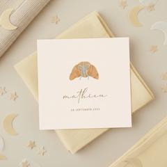 Bijzonder geboortekaartje croissantje met blauw strikje 