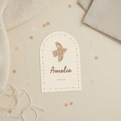 Boogvormig geboortekaartje duifje met geïllustreerde details