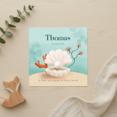 Christelijk geboortekaartje met parel in schelp