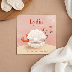 Christelijk roze geboortekaartje met parel in schelp