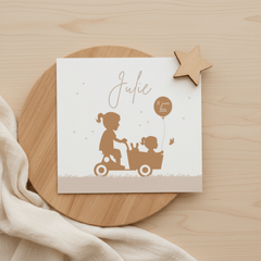 Geboortekaart houten bakfiets met zusjes ballon