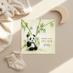Geboortekaart panda jongen tussen de bamboe