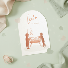 Geboortekaartje boog vorm met silhouet 2 broers en baby