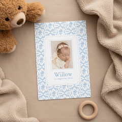 Geboortekaartje met foto en vintage patroon blauwe rozen