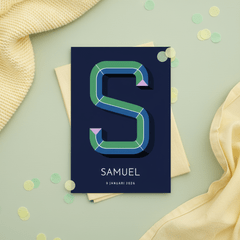 Geboortekaartje met gekleurde 3d letter S blauw paars