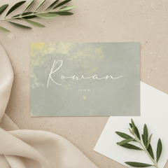 Geboortekaartje met gouden poeder en lichtgroene waterverf