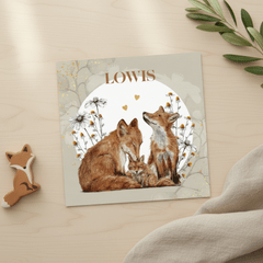 Geboortekaartje met liefdevolle vosjes tussen de bloemen