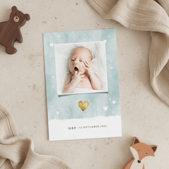 Geboortekaartje met waterverf en hartjes met foto in Fries