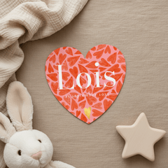 Hartvorm geboortekaartje met speelse geïllustreerde hartjes 