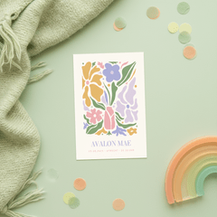 Hip geboortekaartje poster stijl met gekleurde bloemen