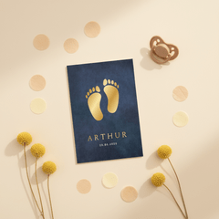 Klassiek staand geboortekaartje jongen met goudlook voetjes