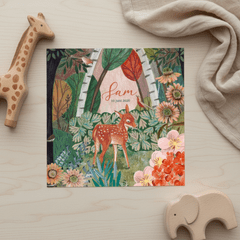 Lief geboortekaartje hert in het bos met bloemen