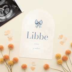 Lief geboortekaartje in boogvorm met blauwe strik