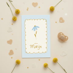 Lief geboortekaartje licht blauw met rand en bloem
