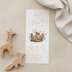 Lief geboortekaartje meisje met beertje tussen de bloemetjes