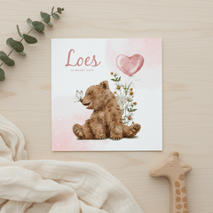 Lief geboortekaartje met beer en vlinder tussen de bloemen