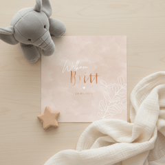 Lief geboortekaartje met eucalyptus takje en waterverf