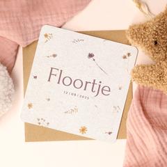 Lief geboortekaartje met gedroogde bloemen beige