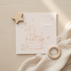 Lief geboortekaartje met meisje in badje – koperfolie